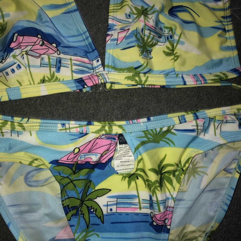 Bikini - Picture 7 of 7